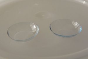 Do contact lenses glow under black light? Soft contacts don't glow, but hard contact might. (Nieuw)